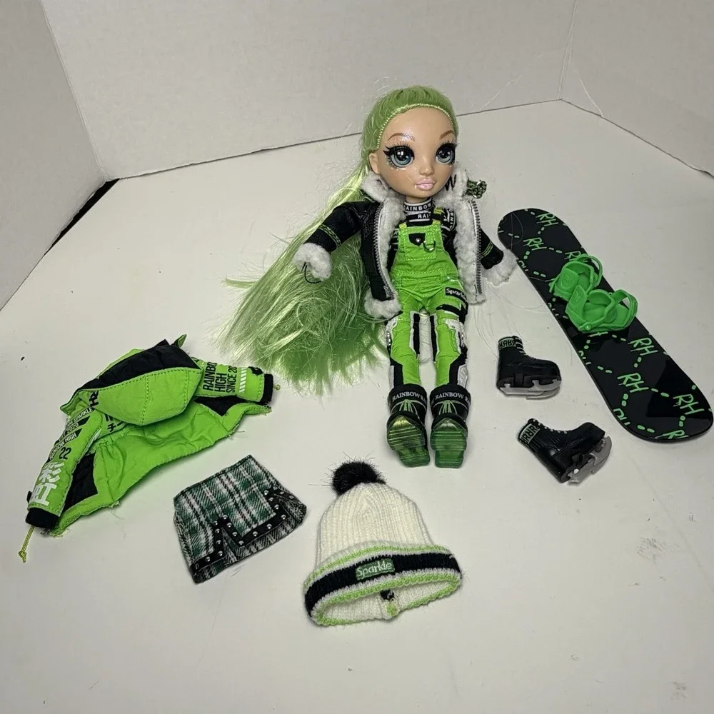 Rainbow High Winter Break Jade Hunter Green Winter Break Fashion Doll & Playset‎